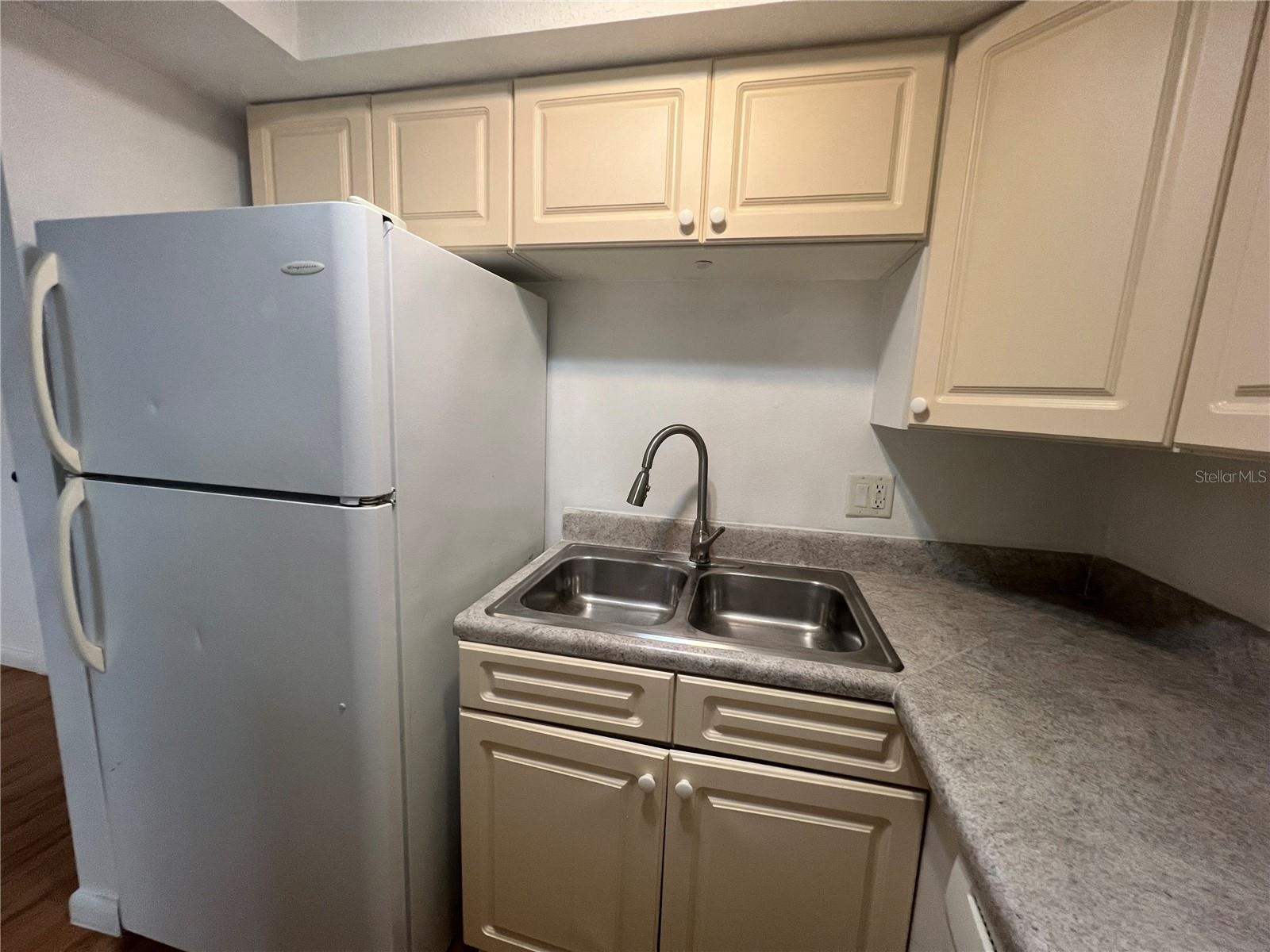 TOWN & COUNTRY MANOR - Residential Lease