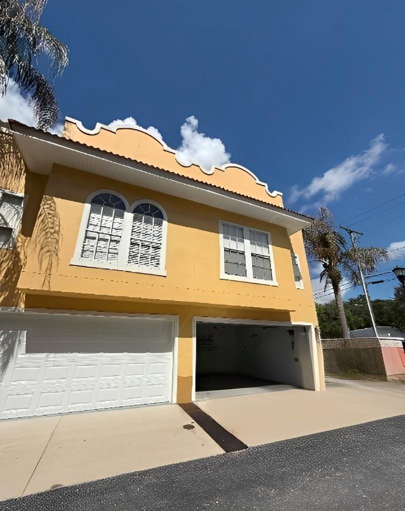 For rent!! must see it Mediterranean style Townhouse in South Tampa with tons of upgrades. Granite Countertops, Stainless Steel Appliances, High ceilings. Oversized 2 Car Garage which is extremely rare in South Tampa. Large bedrooms with walk-in closets, 2 levels of patios with a large deck downstairs. Perfect for entertaining. End unit. Development has a Pool and is conveniently located within minutes of Dale Mabry, Gandy Bridge, Retail, Restaurants, Crosstown Expressway.