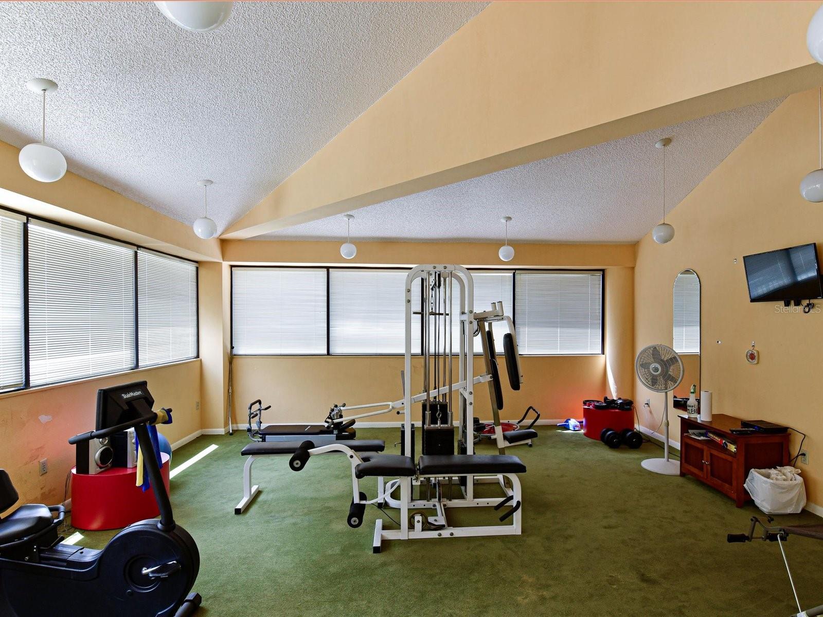 RIVER YACHT & RACQUET CLUB - Residential