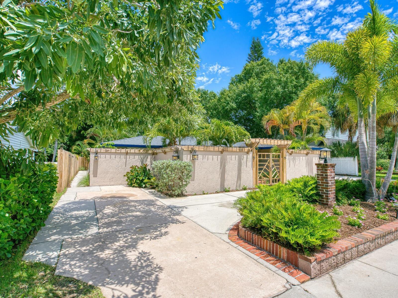 1127 S OSPREY AVENUE