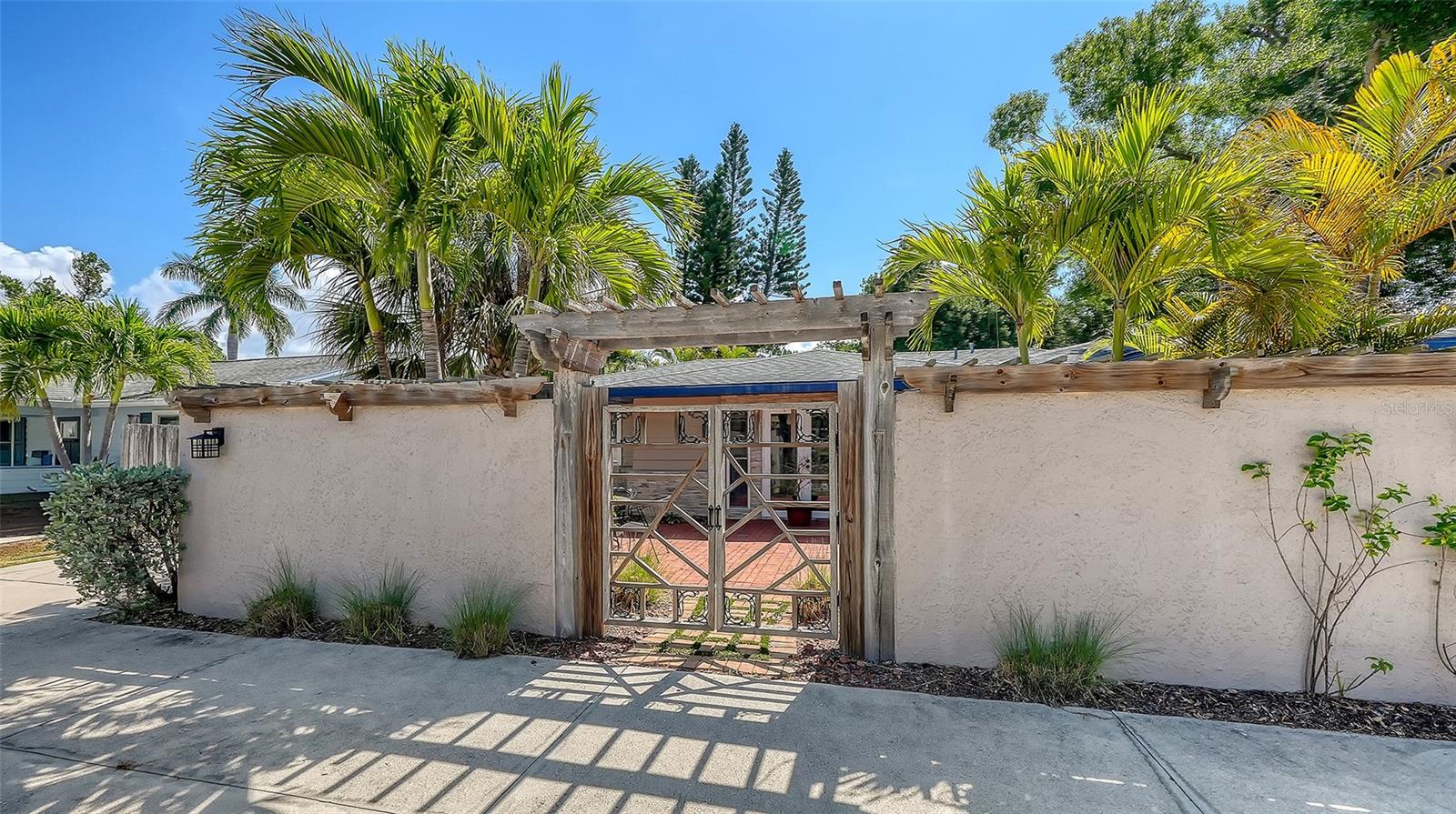 1127 S OSPREY AVENUE