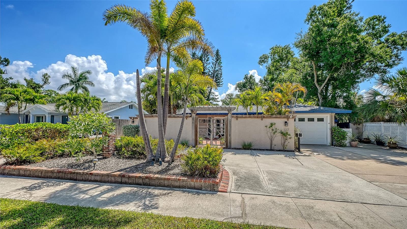 1127 S OSPREY AVENUE