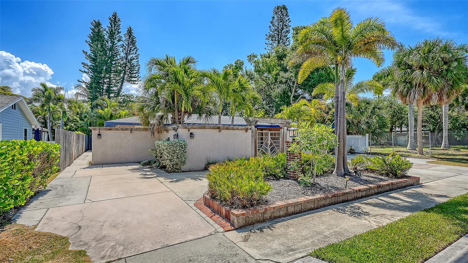 1127 S OSPREY AVENUE