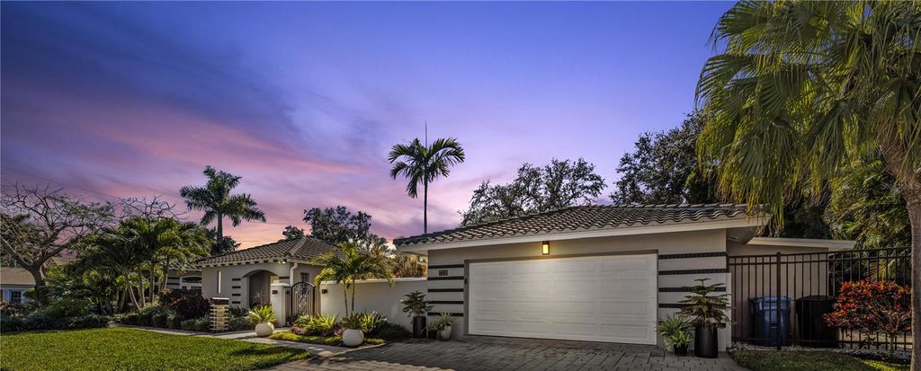 Photo of 720 Brightwaters Boulevard NE, St Petersburg, FL 33704 (MLS # TB8469608)