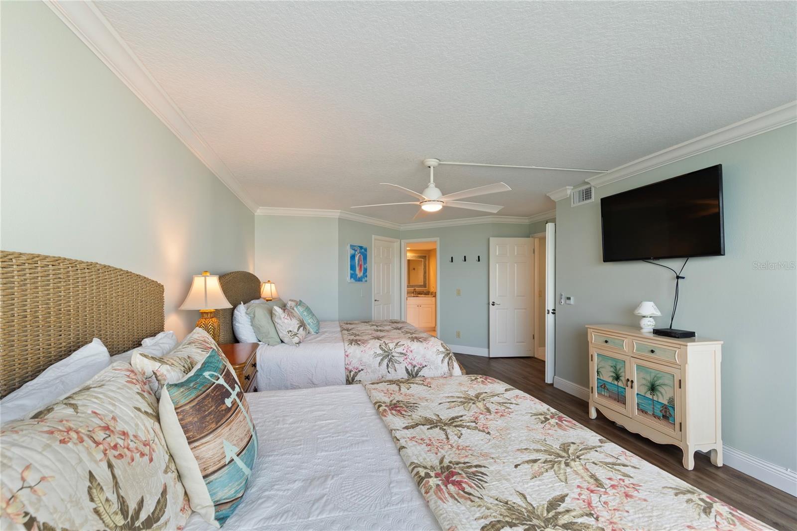 736 ISLAND WAY CONDO - Residential