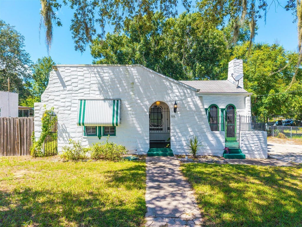 Photo of 528 S 8th Street, Lake Wales, FL 33853 (MLS # L4965018)