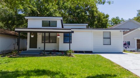 Photo of 415 S Lancelot Avenue, Orlando, FL 32835 (MLS # O6310916)