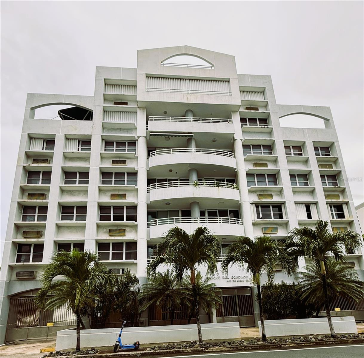 Unfurnished Apartment for Rent in the Boutique Condo "Parque del Condado #62 "
Spacious and modern 2-bedroom, 2-bath apartment featuring a bright living room, kitchen, dining area, balcony, and 3 parking spaces (2 covered + 1 uncovered). The unit comes fully equipped with washer, dryer, refrigerator, stove, oven, and microwave.
Prime location on De Diego Avenue– just steps from St. John’s and Robinson Schools, banks, supermarkets, hospital , pharmacy , restaurants, Ashford Avenue and a short drive from the airport.
Enjoy comfort, convenience, and the vibrant lifestyle of Condado!