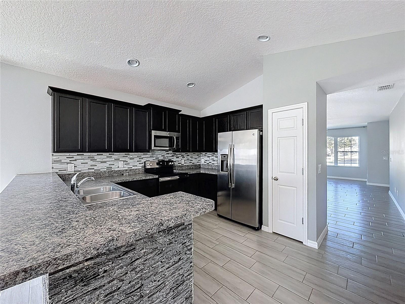 LAUREL ESTATES - Residential Lease