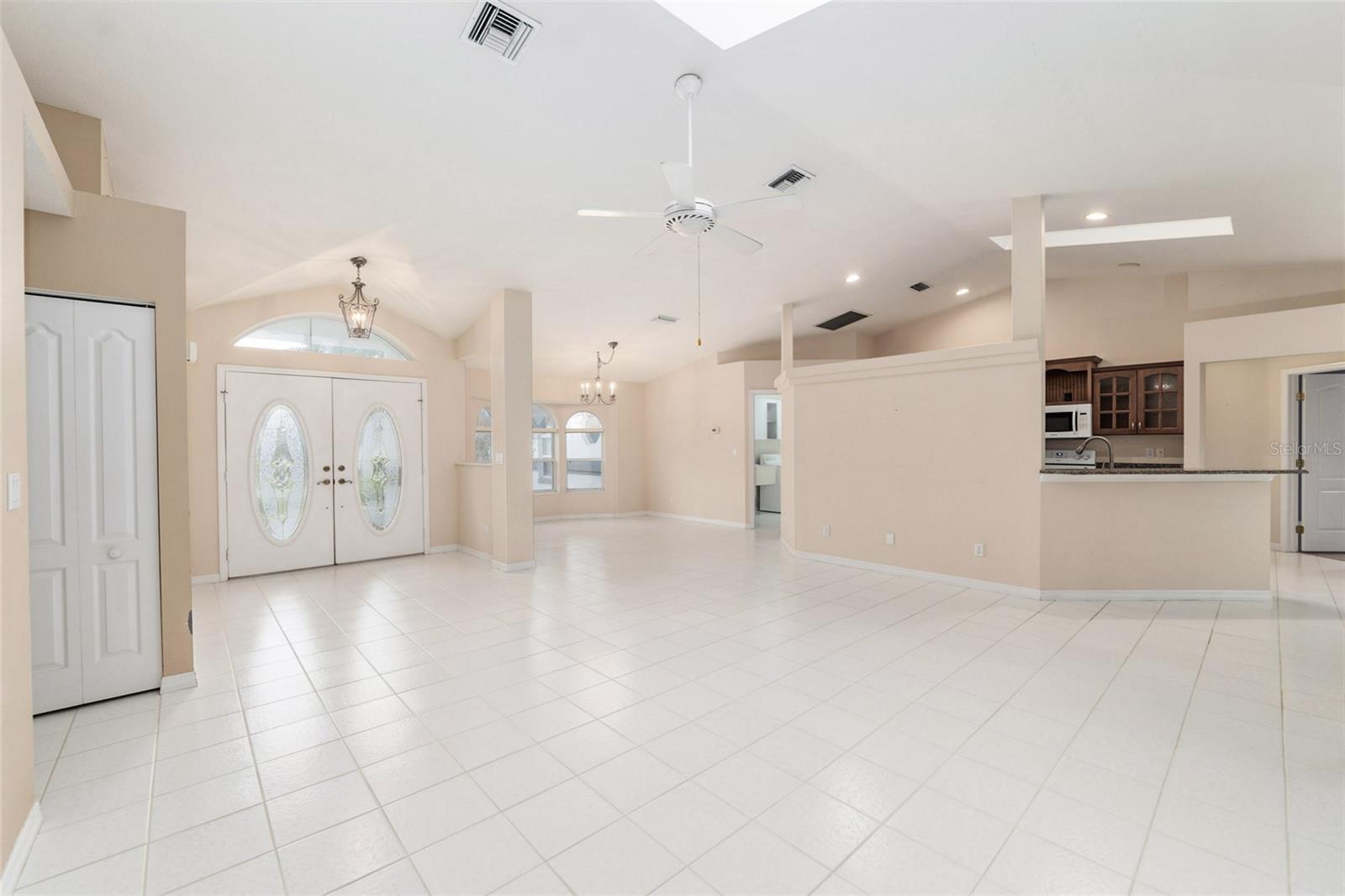 KINGS COURT - Residential