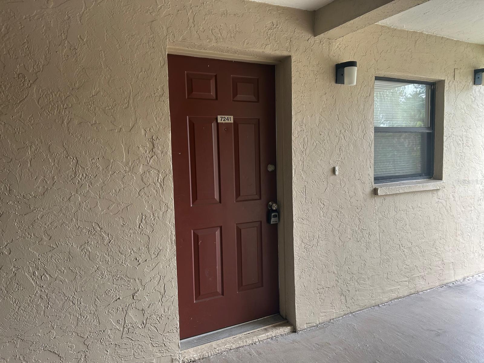 Gorgeous and completely renovated 2 Bedroom/ 2 Bathroom. Great Location, very nice appliances, granite
countertops in kitchen and bathrooms. Washer and Dryer in Unit. Beautiful condo in Gulf Gate Area, close to
shopping and Siesta Key Beach. Several Restaurants and pet friendly.