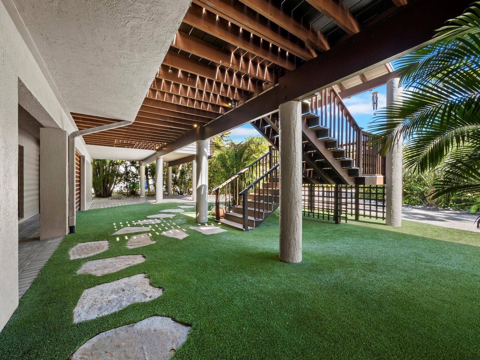 LANDS END - Residential