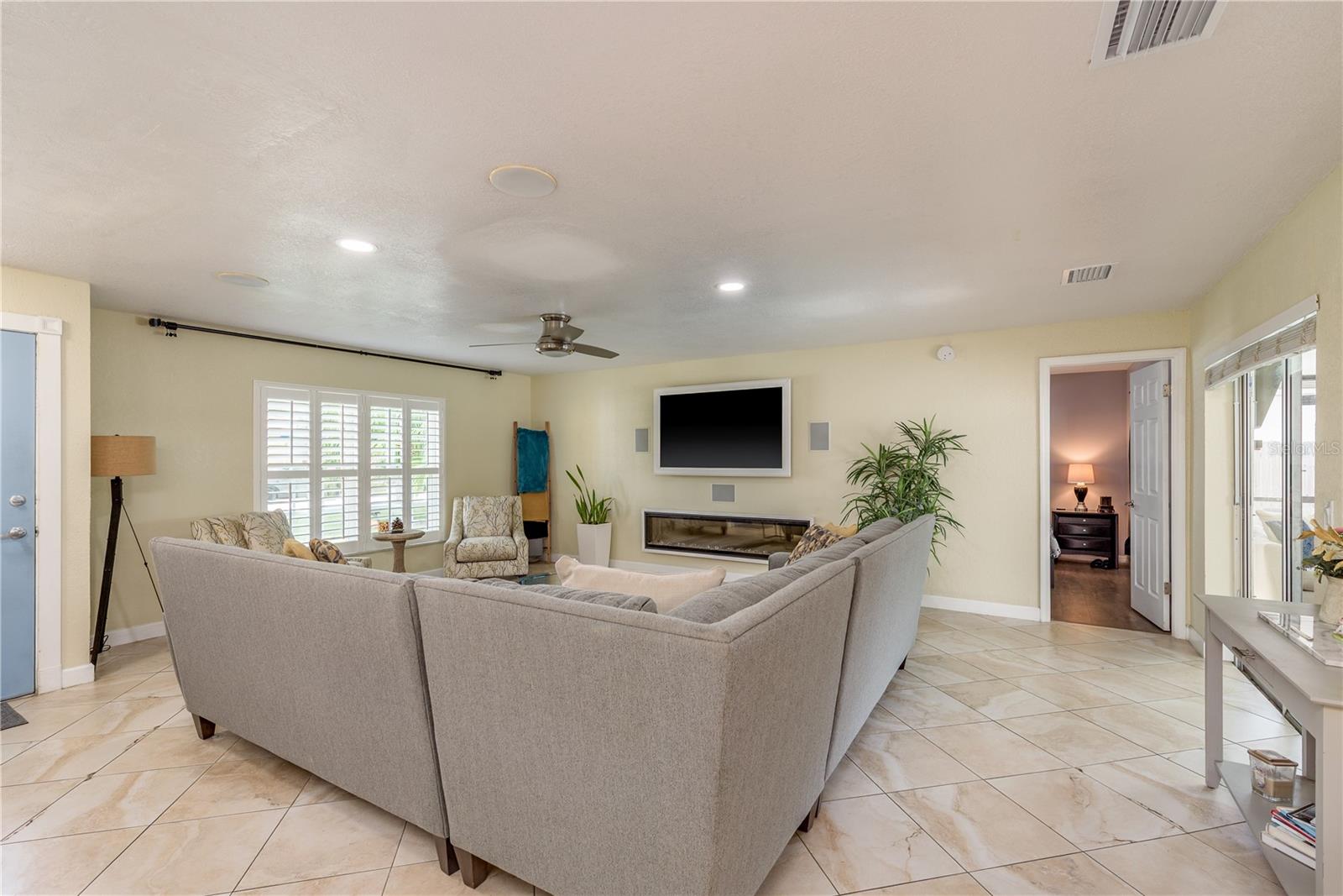 COUNTRY RUN UNIT 1 - Residential