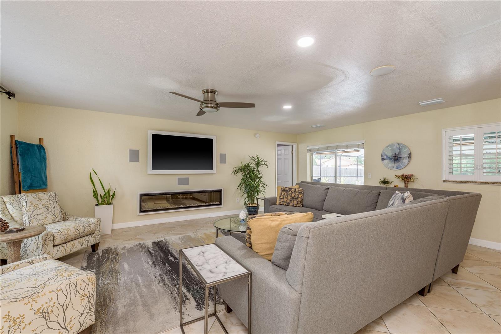 COUNTRY RUN UNIT 1 - Residential