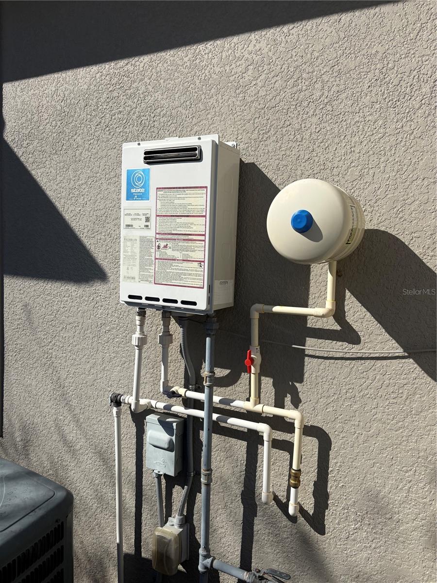 EDGEWATER MANOR - Residential