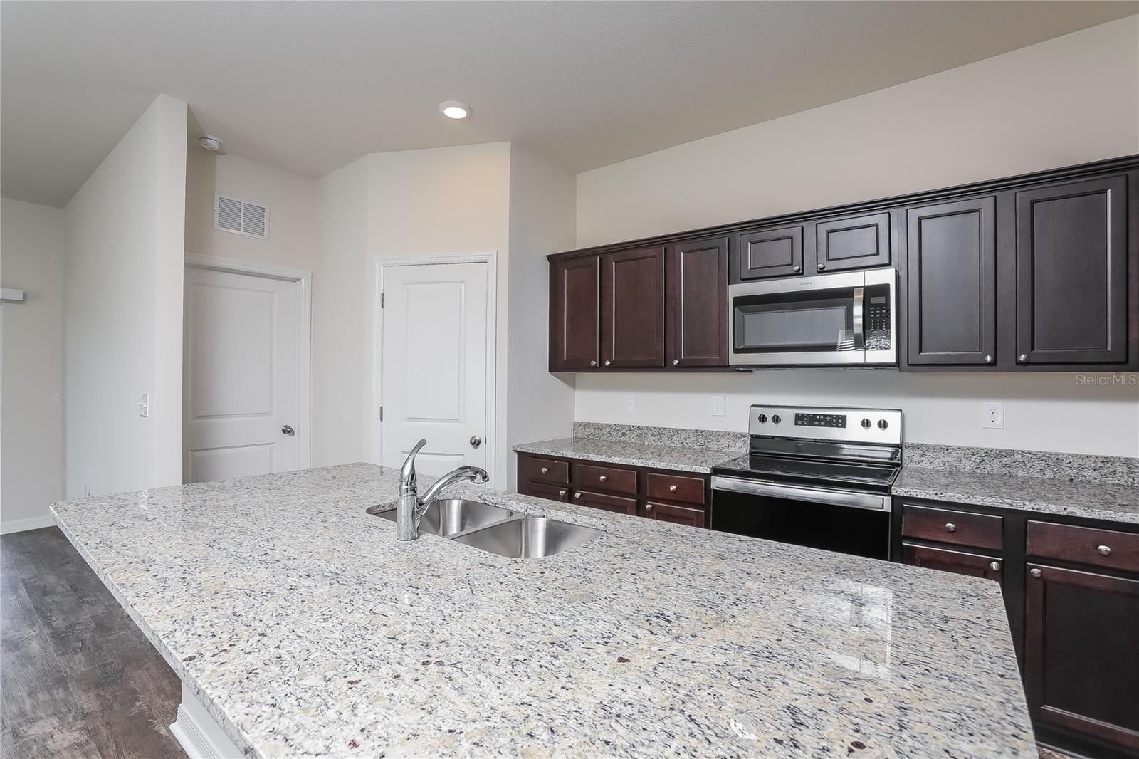 COASTAL WOODS UN B1 - Residential Lease