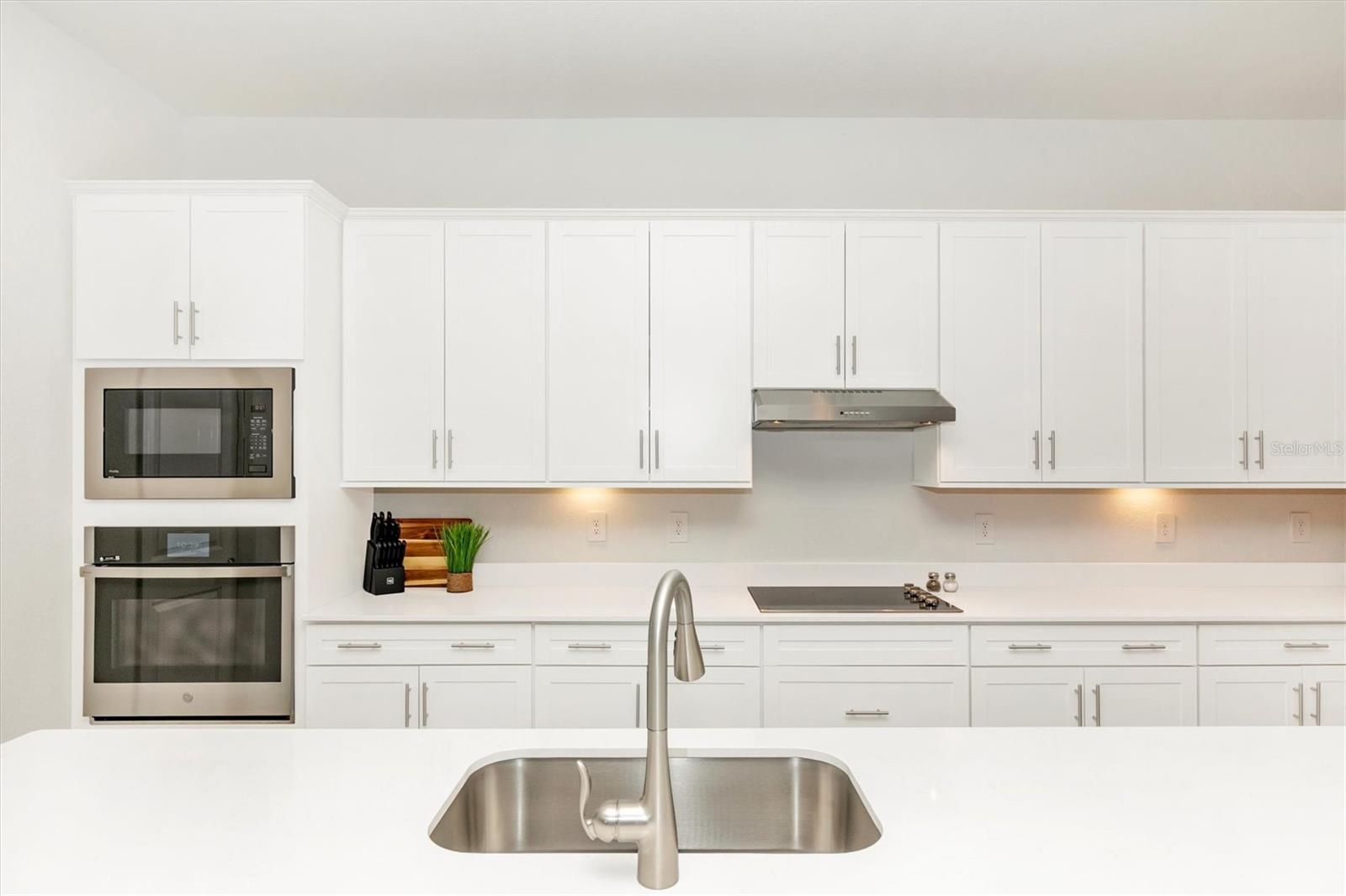 WELLEN PK GOLF & COUNTRY CLUB - Residential Lease