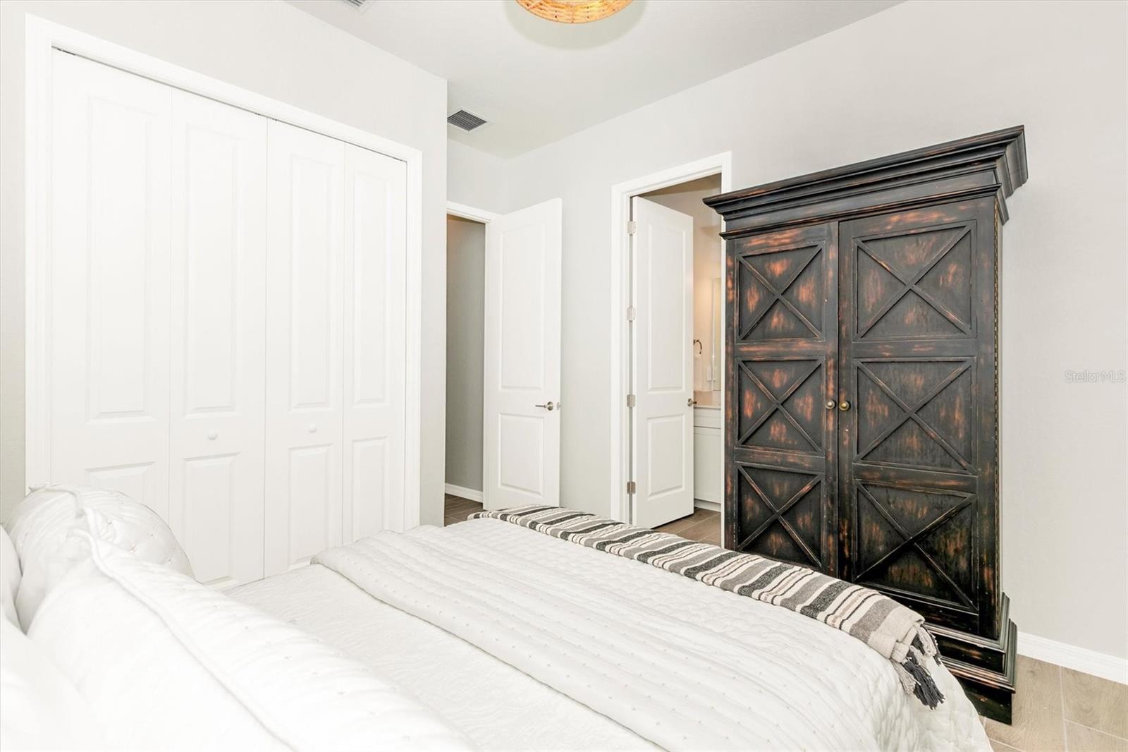 WELLEN PK GOLF & COUNTRY CLUB - Residential Lease