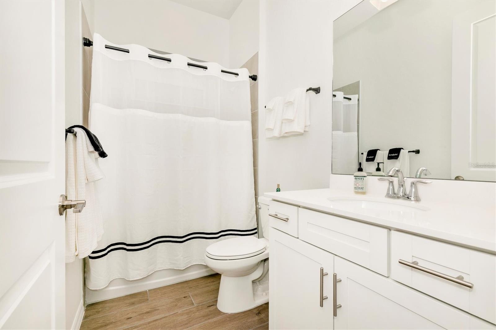 WELLEN PK GOLF & COUNTRY CLUB - Residential Lease