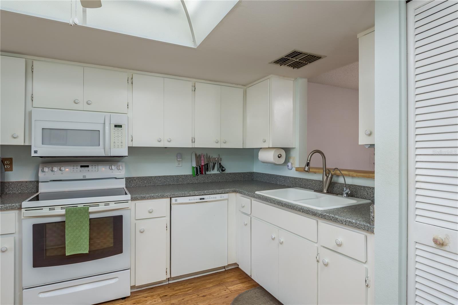 DOLLAR LAKE VILLAGE CONDO 01 - Residential