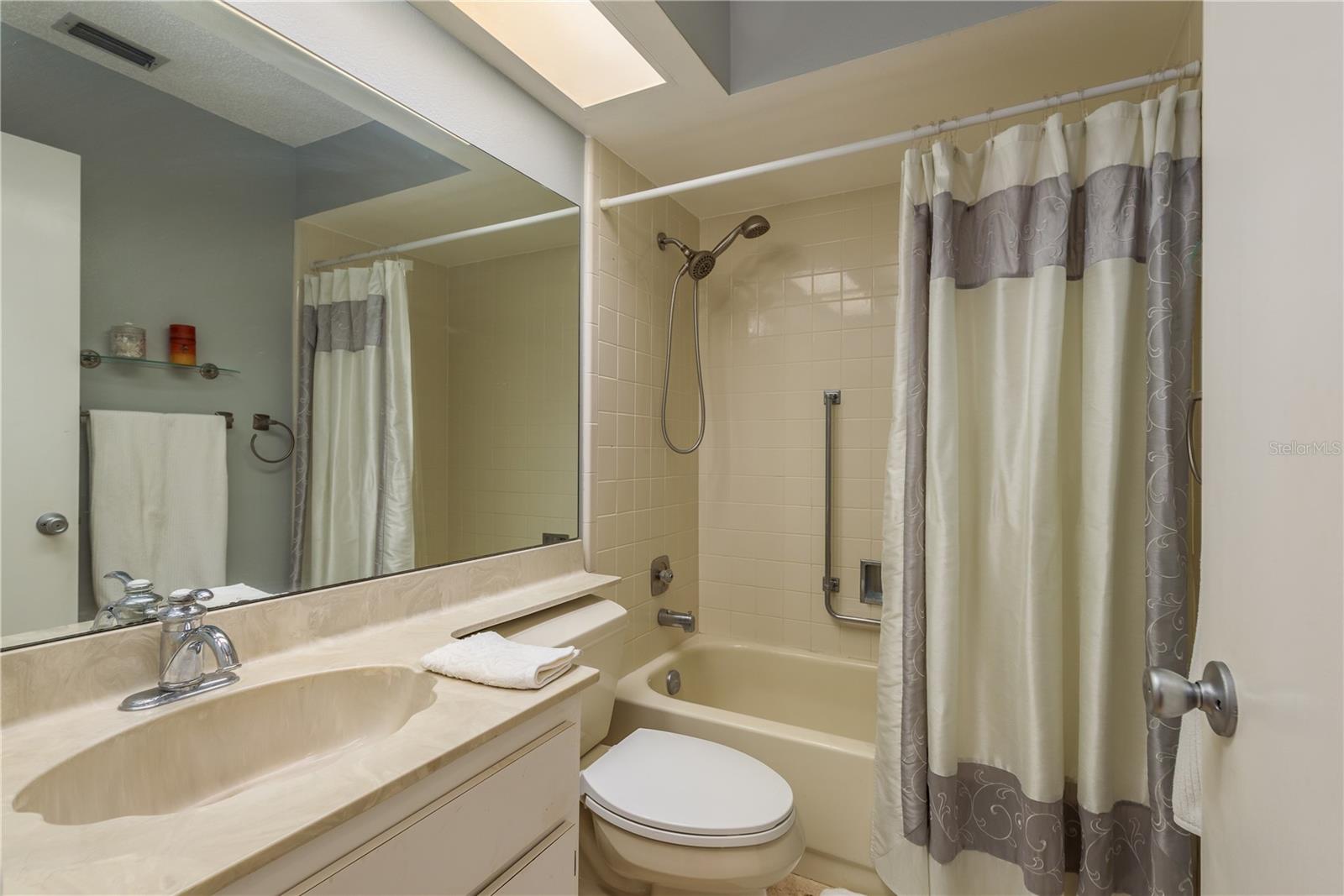 DOLLAR LAKE VILLAGE CONDO 01 - Residential