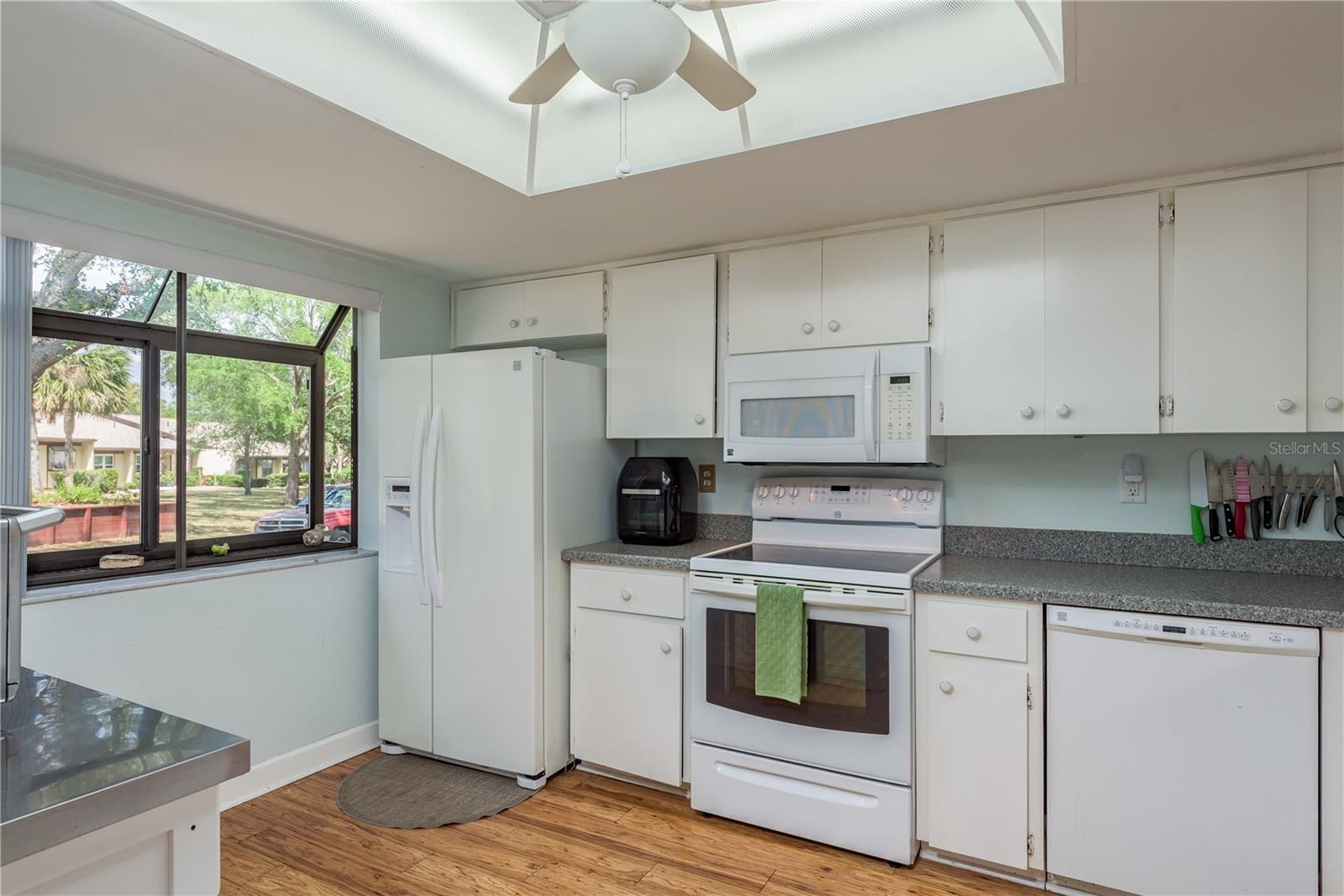 DOLLAR LAKE VILLAGE CONDO 01 - Residential