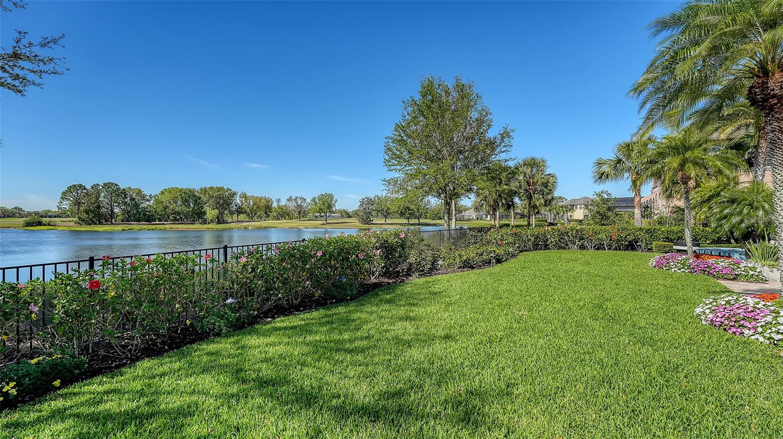 FOUNDERS CLUB - Residential