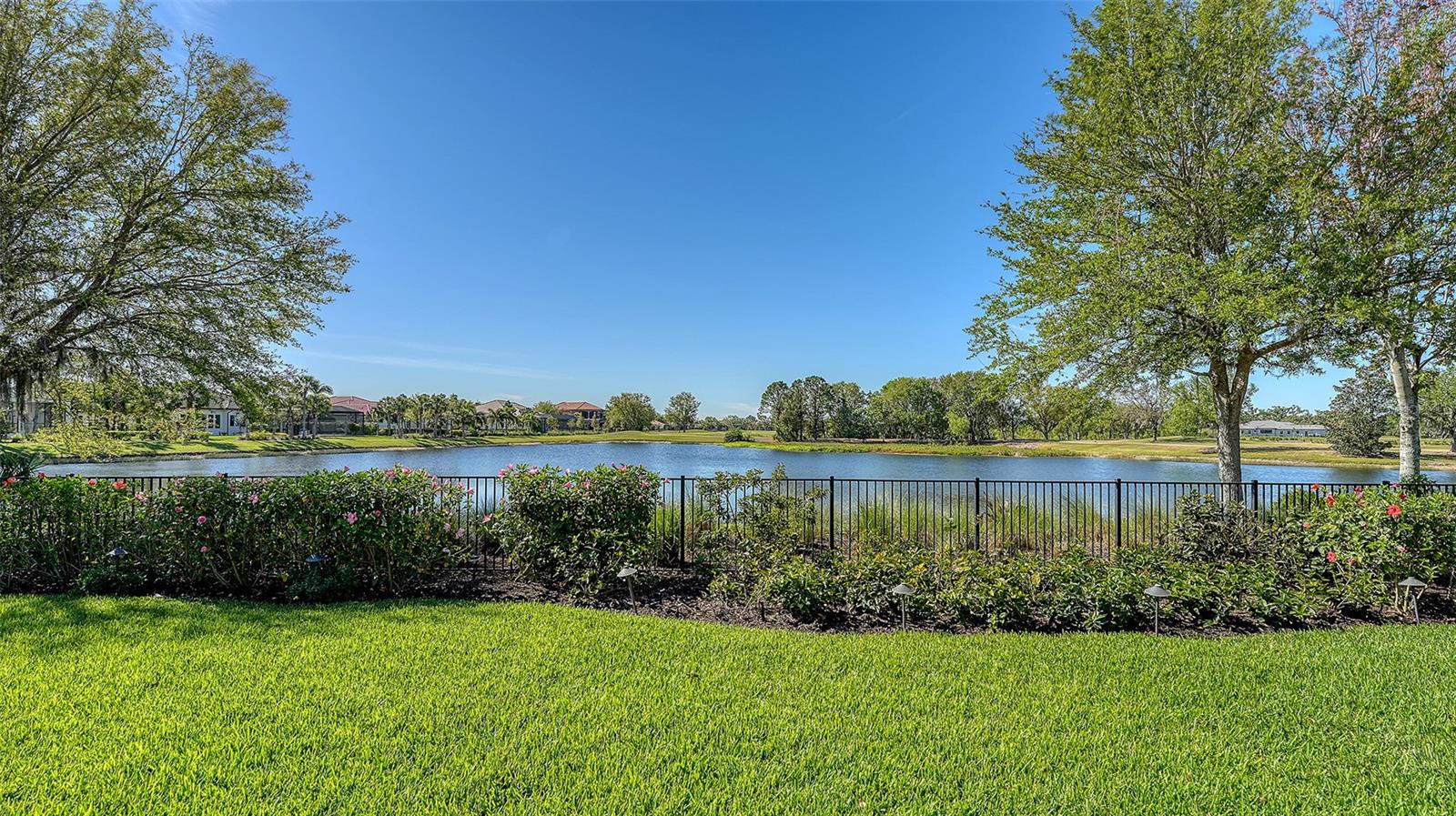 FOUNDERS CLUB - Residential