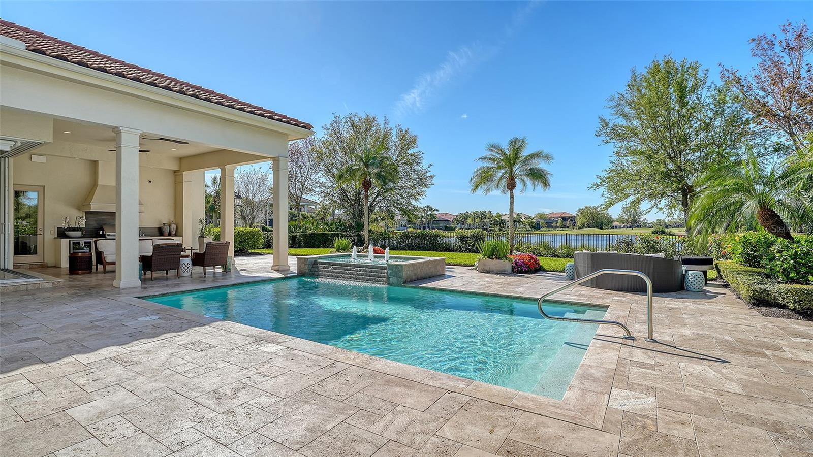 FOUNDERS CLUB - Residential