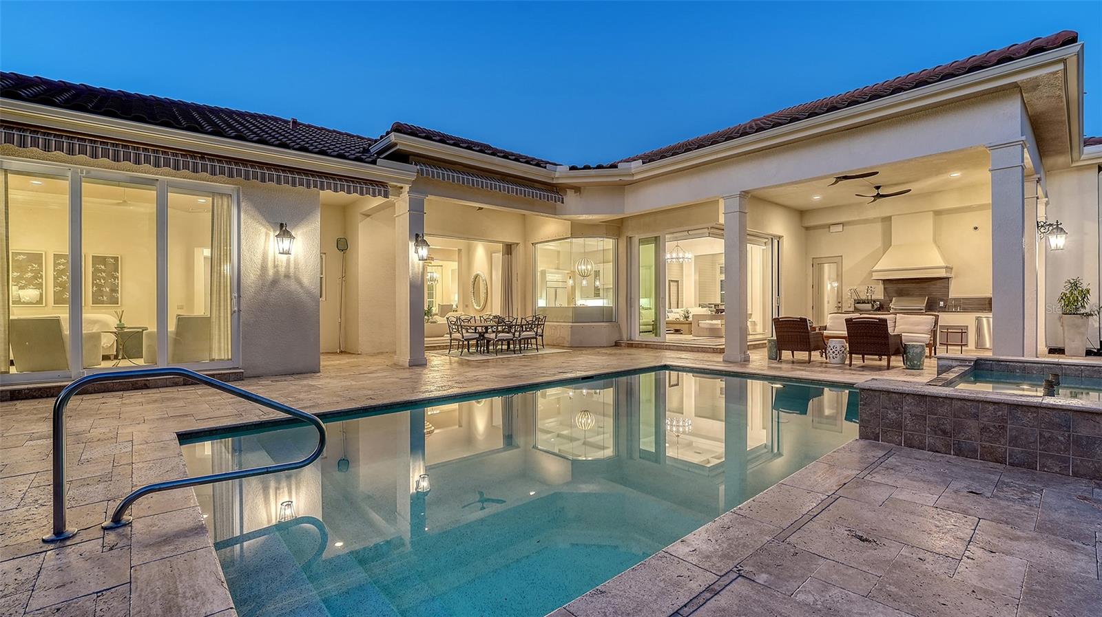 FOUNDERS CLUB - Residential