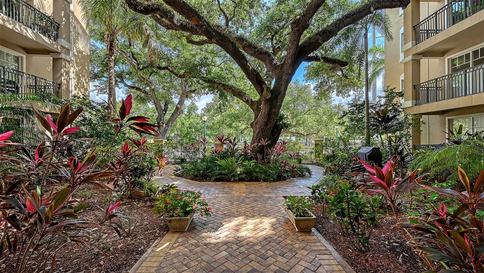 BROADWAY PROMENADE - Residential