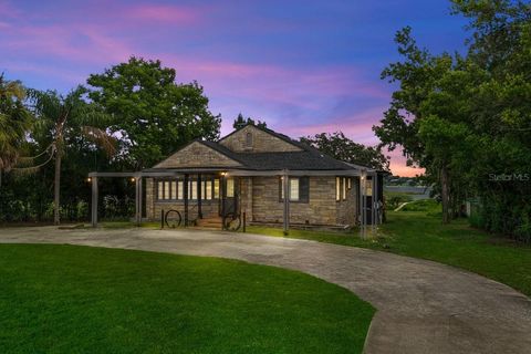 A home in LAKE WALES