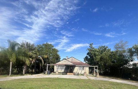 A home in LAKE WALES