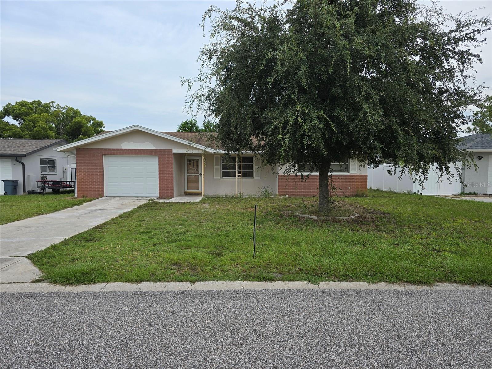 Nice 2-bedroom, 2-bath, and oversized 1-car-garage home in Jasmine Lakes. Close to everthing Port Richey has to offer! Great layout, with 1,054 square feet of living space. Home features kitchen with eating space, nice size bedrooms, and Florida room. Flooring throughout is tile and laminate. Make this home your own!