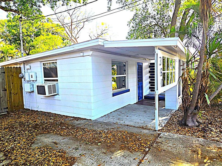 Freshly painted little house in a great location close to the beach, hospitals, shopping and wonderful restaurants. Make great AIRBNB from this little house.