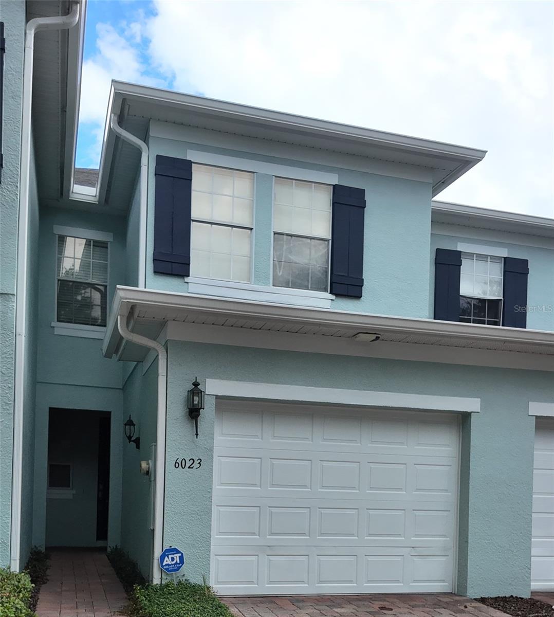 Your new home awaits in Orlando! This beautiful 3-bedroom, 2.5-bathroom townhouse offers comfort and style in a gated community with pool and amenities. With spacious living areas, a well-equipped kitchen, and a functional layout, it’s perfect for families seeking quality living.
A great opportunity to live in a comfortable, safe home with an excellent location. Available now!