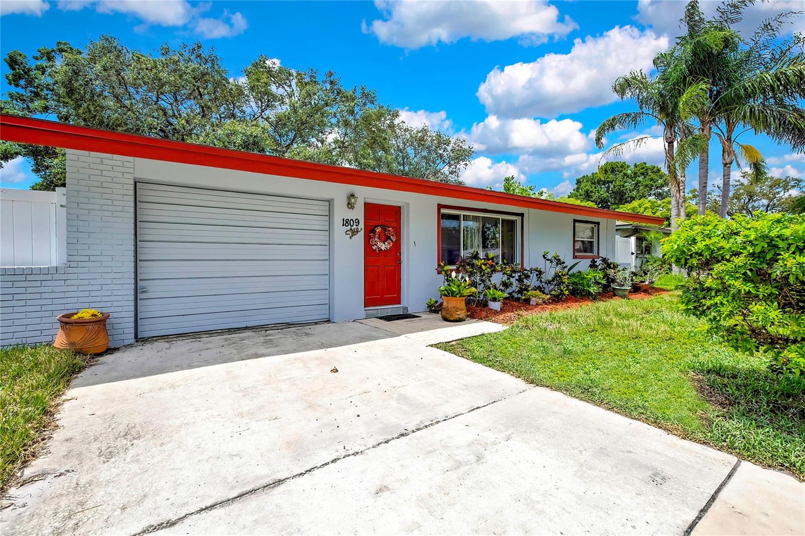 1809 CHINABERRY DRIVE