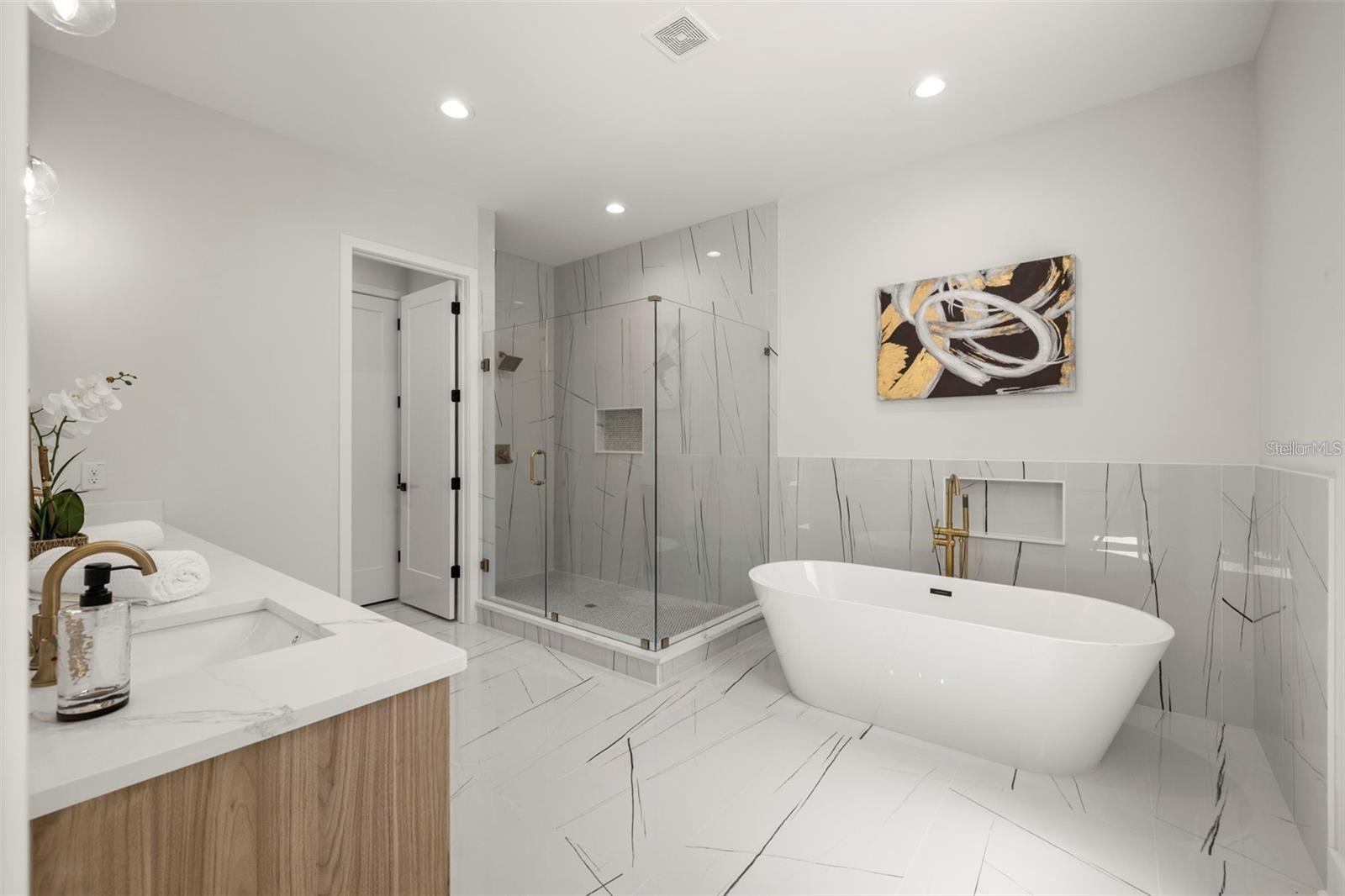 SUBURB ROYAL - Residential Lease