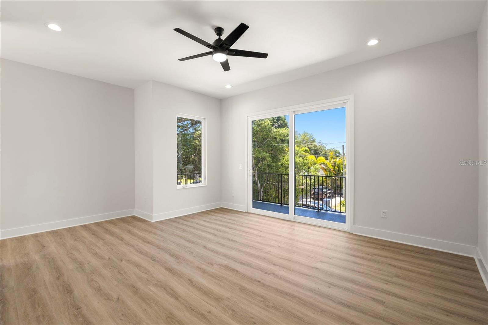 SUBURB ROYAL - Residential Lease