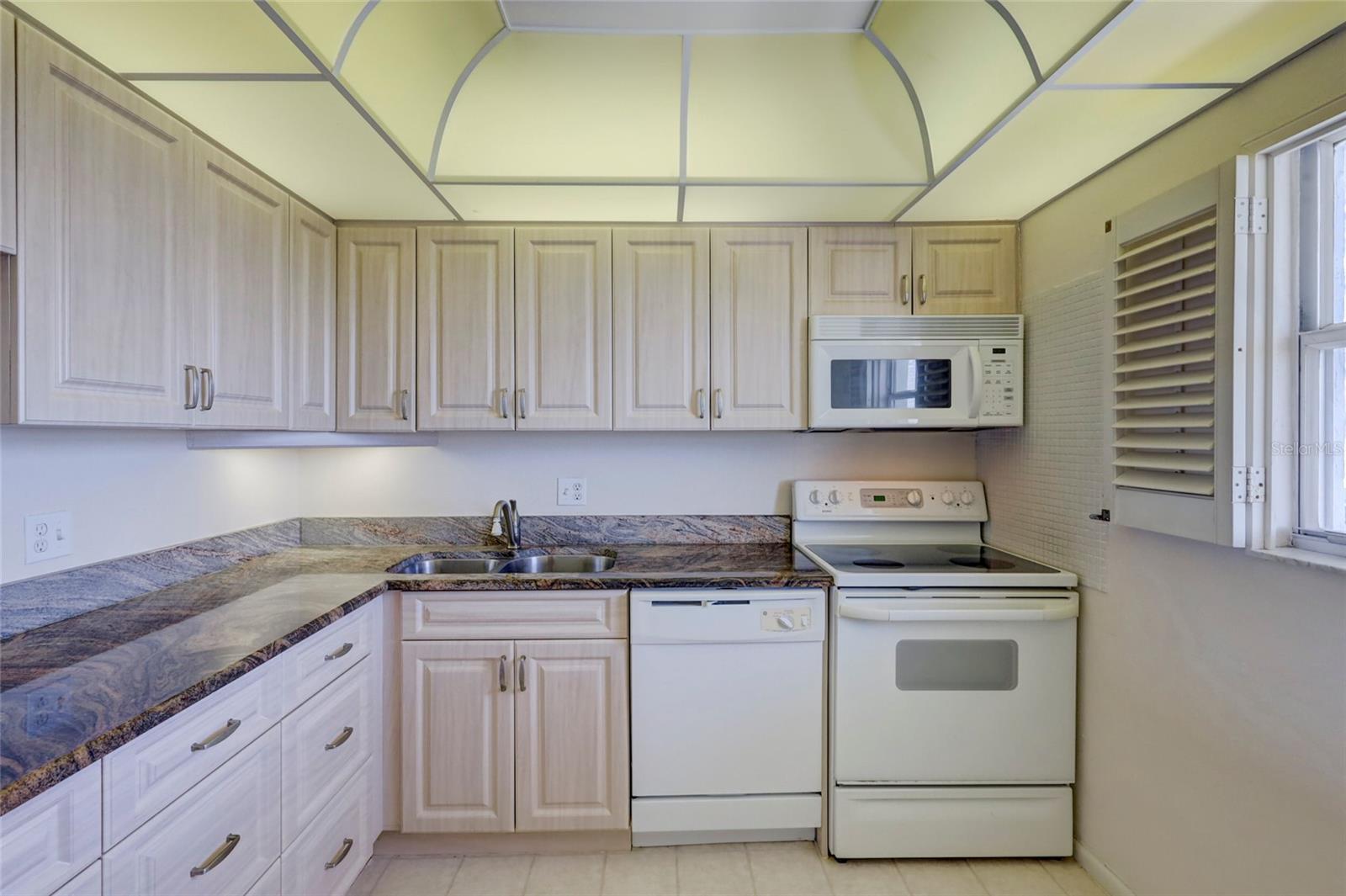 POINTE ON MIDNIGHT PASS - Residential