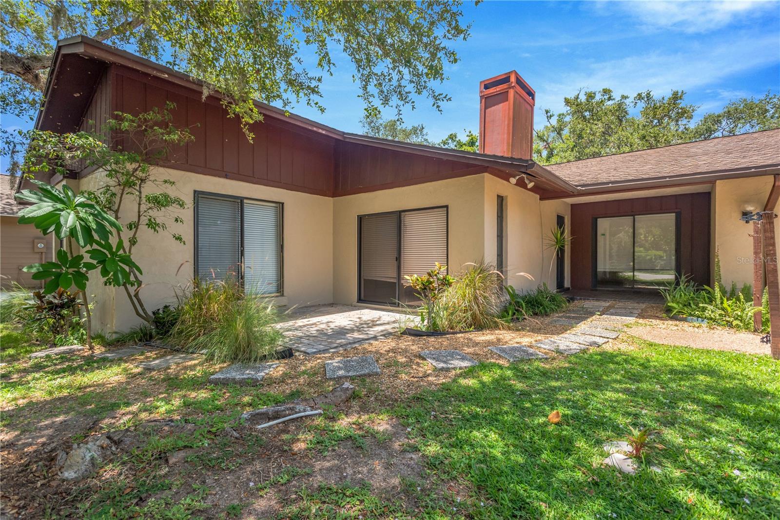 213 WHISPERING OAKS COURT