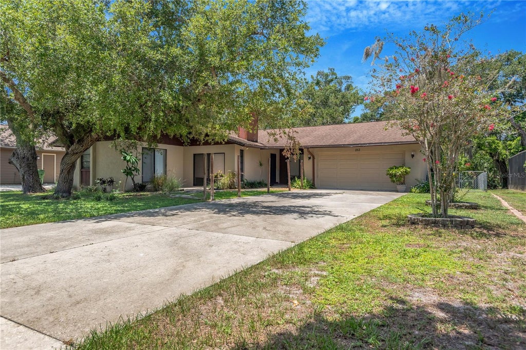 Photo of 213 Whispering Oaks Court, Sarasota, FL 34232 (MLS # A4700120)