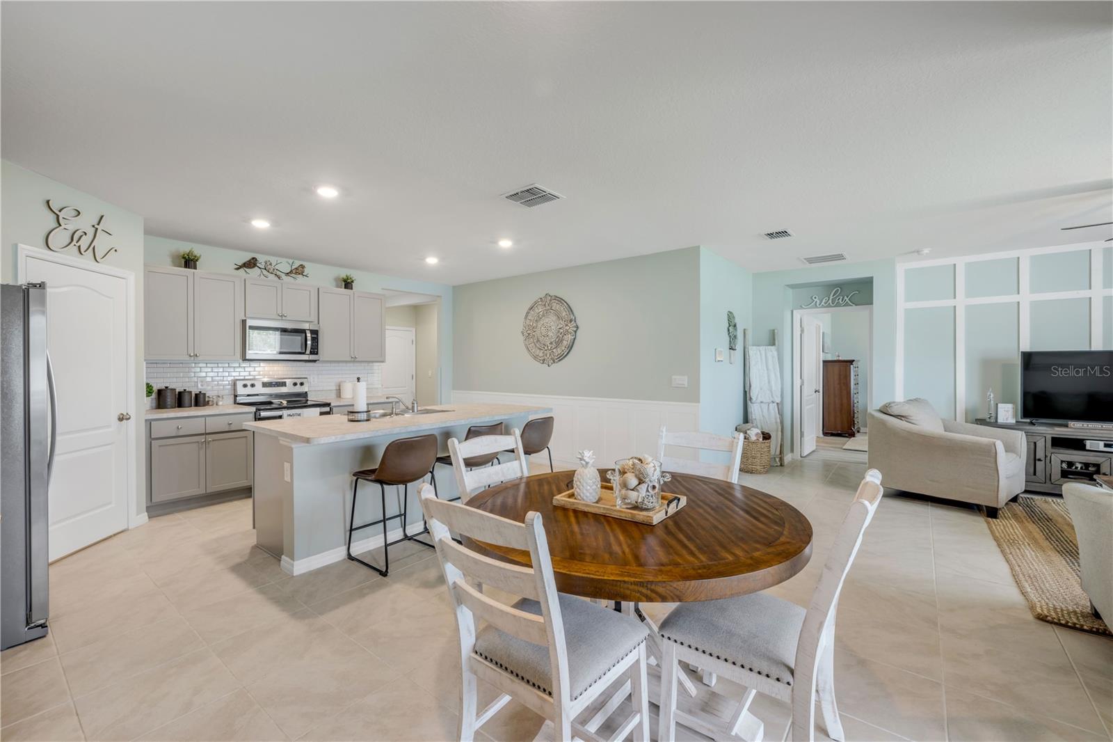 2733 NEVERLAND DRIVE