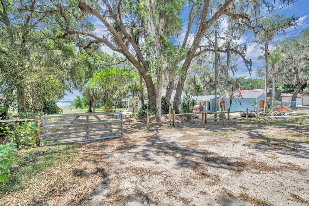 Photo of 13450 SE 105th Terrace, Ocklawaha, FL 32179 (MLS # G5111757)