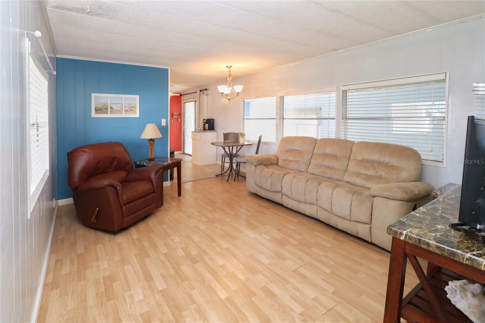 107 E SAINT JOHNS WAY