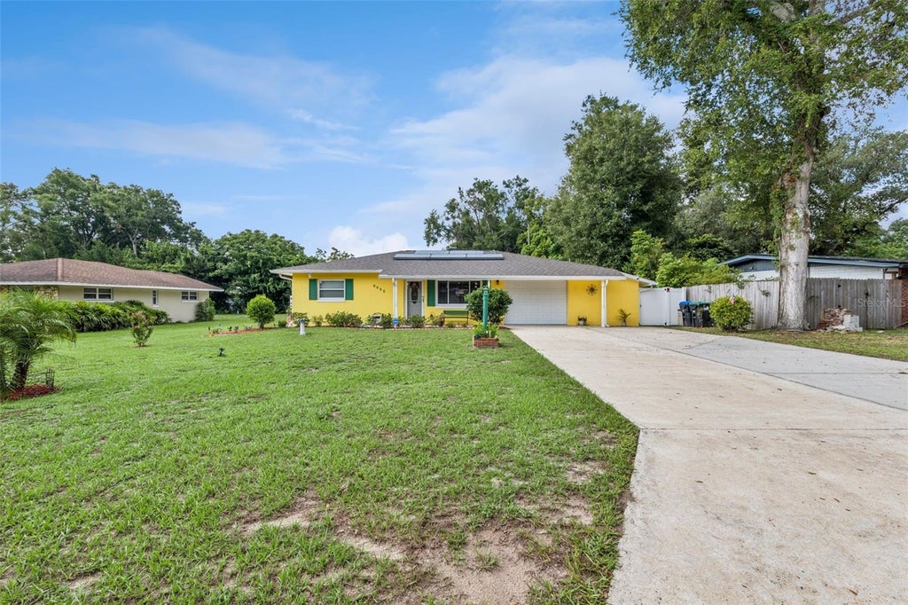 Photo of 6832 Oswego Drive, Mount Dora, FL 32757 (MLS # O6429279)