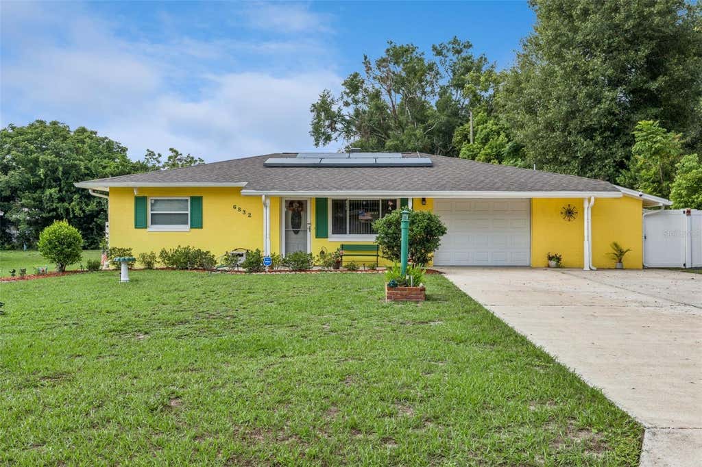 Photo of 6832 Oswego Drive, Mount Dora, FL 32757 (MLS # O6429279)