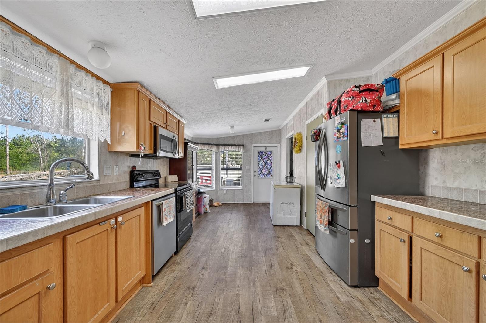 BORDERING OAKS - Residential