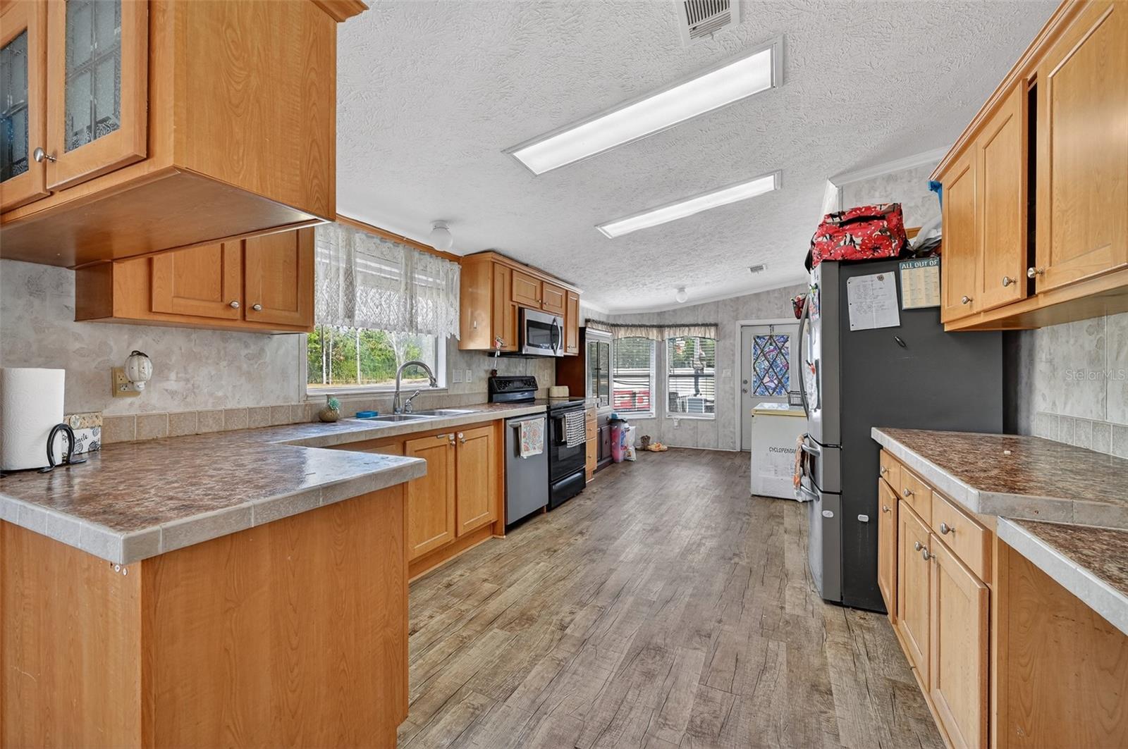 BORDERING OAKS - Residential