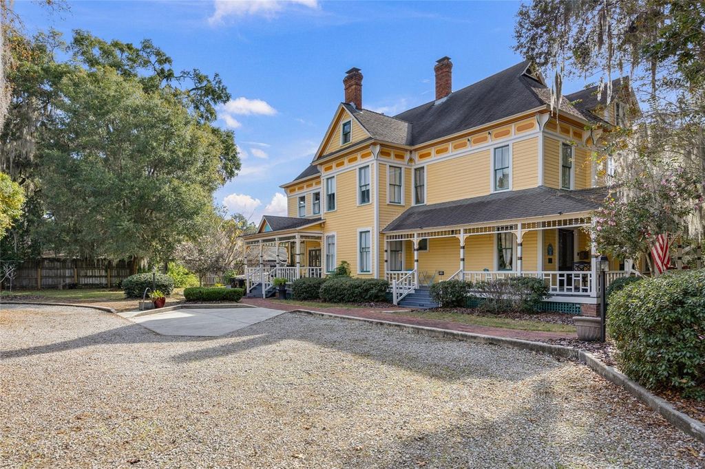 Photo of 221 SE 7th Street, Gainesville, FL 32601 (MLS # GC536429)